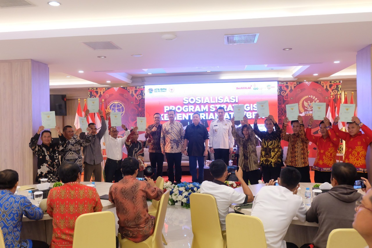 Cornelis Dampingi Kementrian ATR/BPN Bagikan Sertifikat Tanah Di Kapuas Hulu