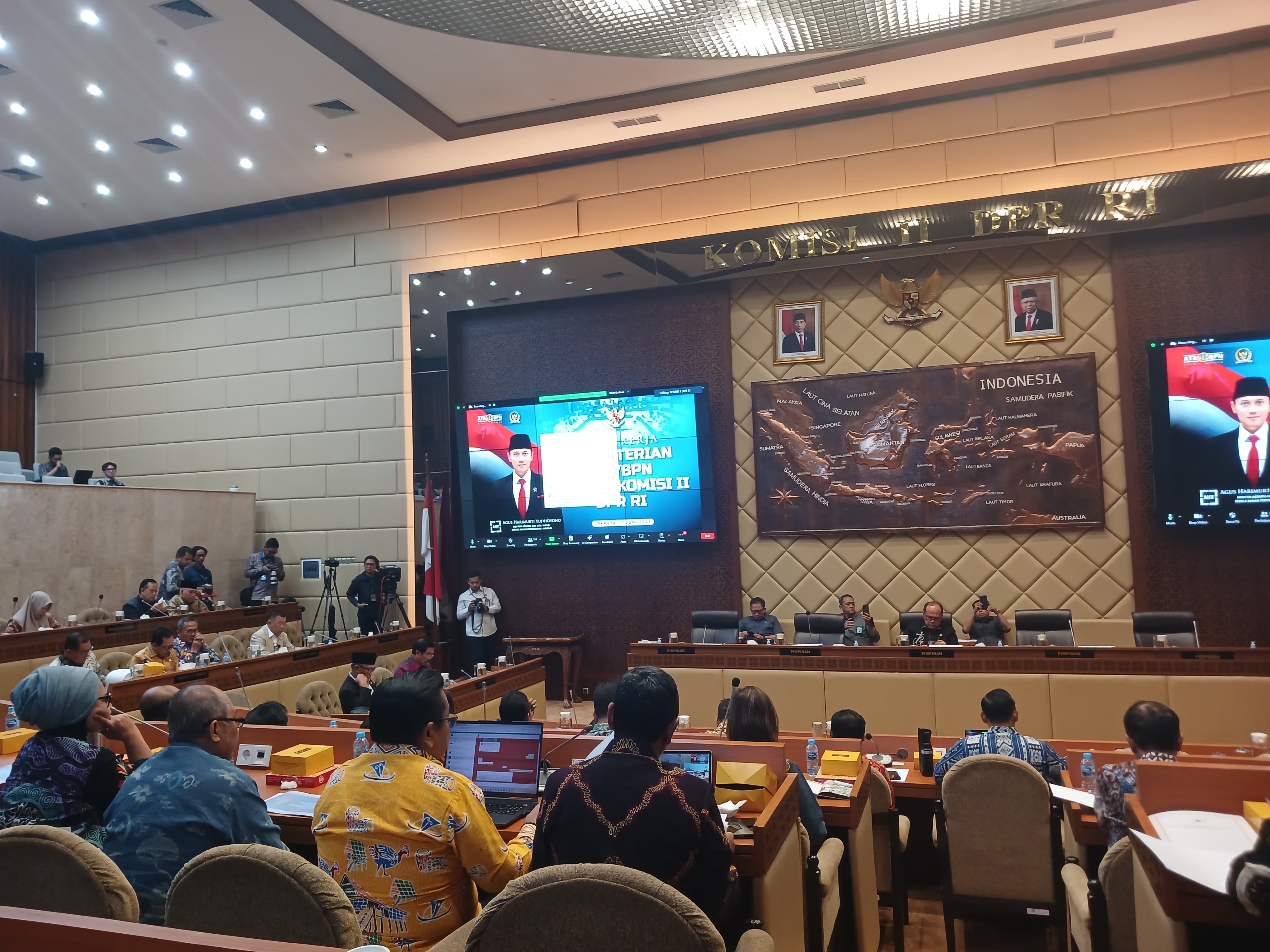 Komisi II DPR RI Rapat Kerja dengan Menteri ATR/BPN