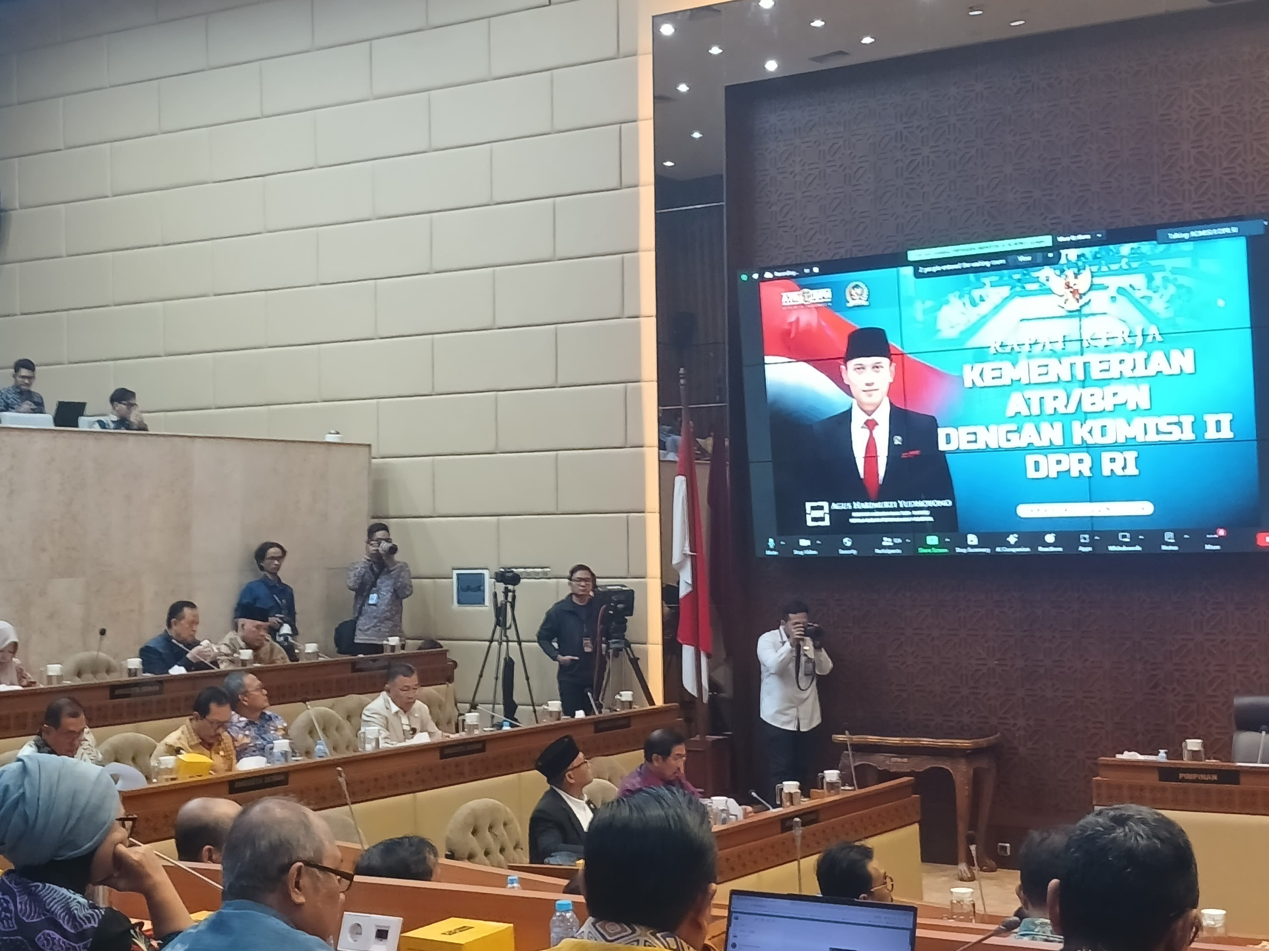 Komisi II DPR RI Rapat Kerja dengan Menteri ATR/BPN